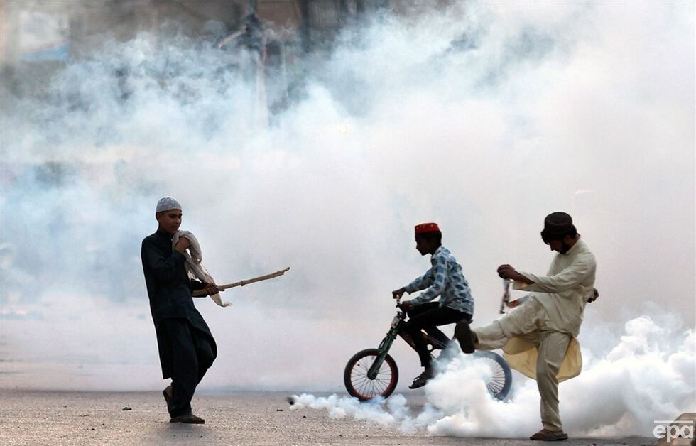 В Пакистане после ареста экс-премьера Хана вспыхнули массовые протесты. Фоторепортаж 1