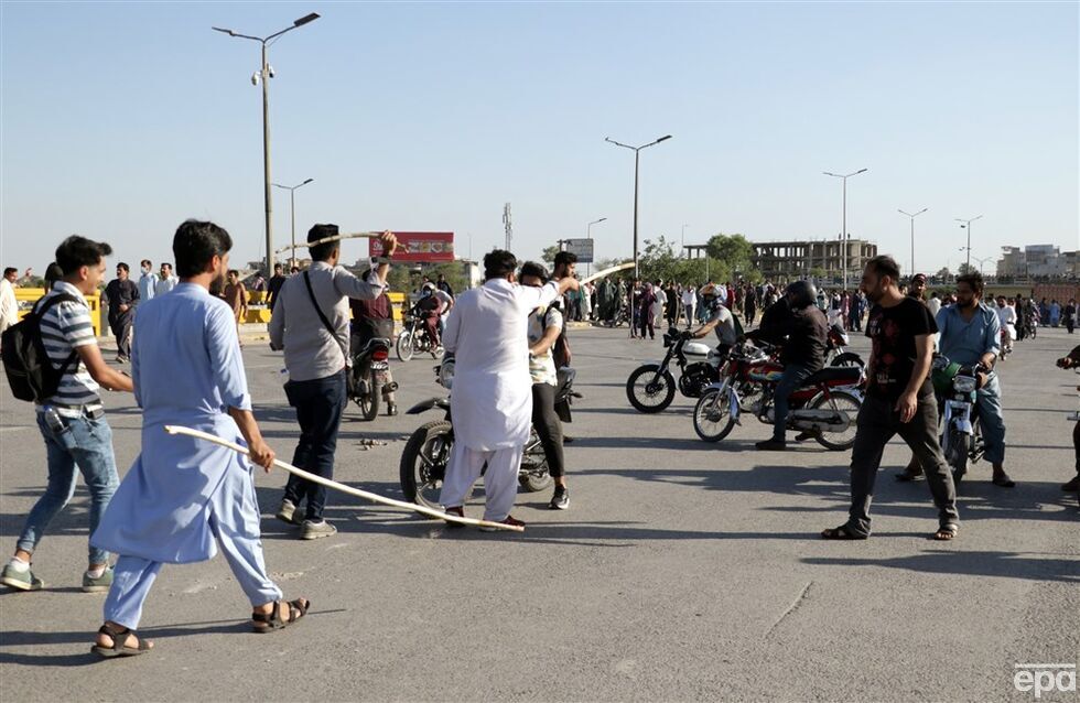 В Пакистане после ареста экс-премьера Хана вспыхнули массовые протесты. Фоторепортаж 3