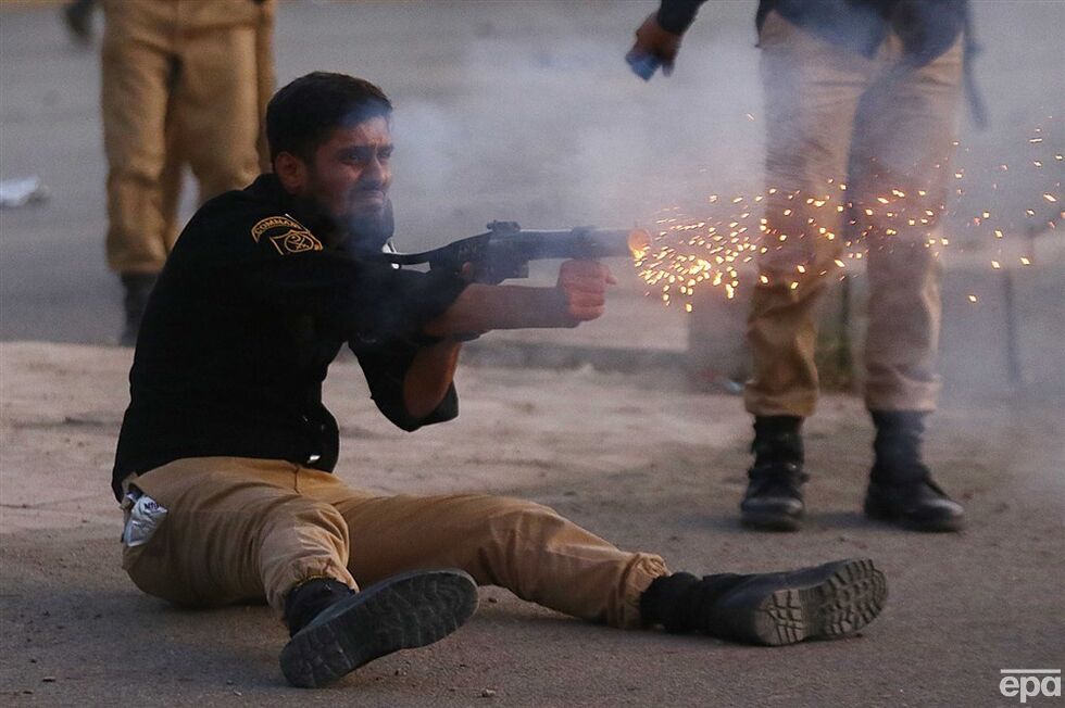 В Пакистане после ареста экс-премьера Хана вспыхнули массовые протесты. Фоторепортаж 4