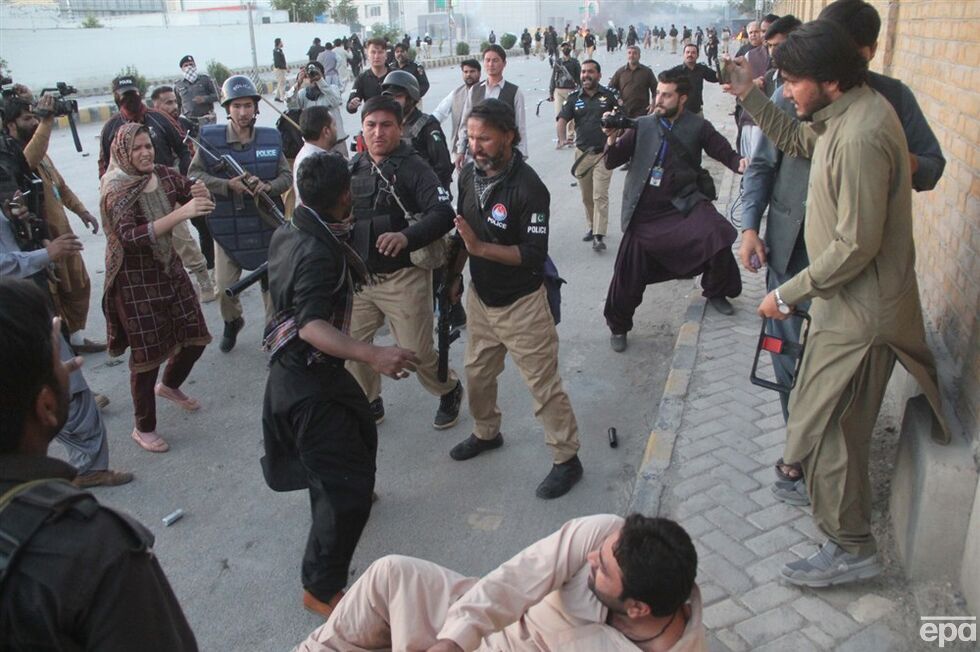 У Пакистані після арешту експрем'єра Хана почалися масові протести. Фоторепортаж 6