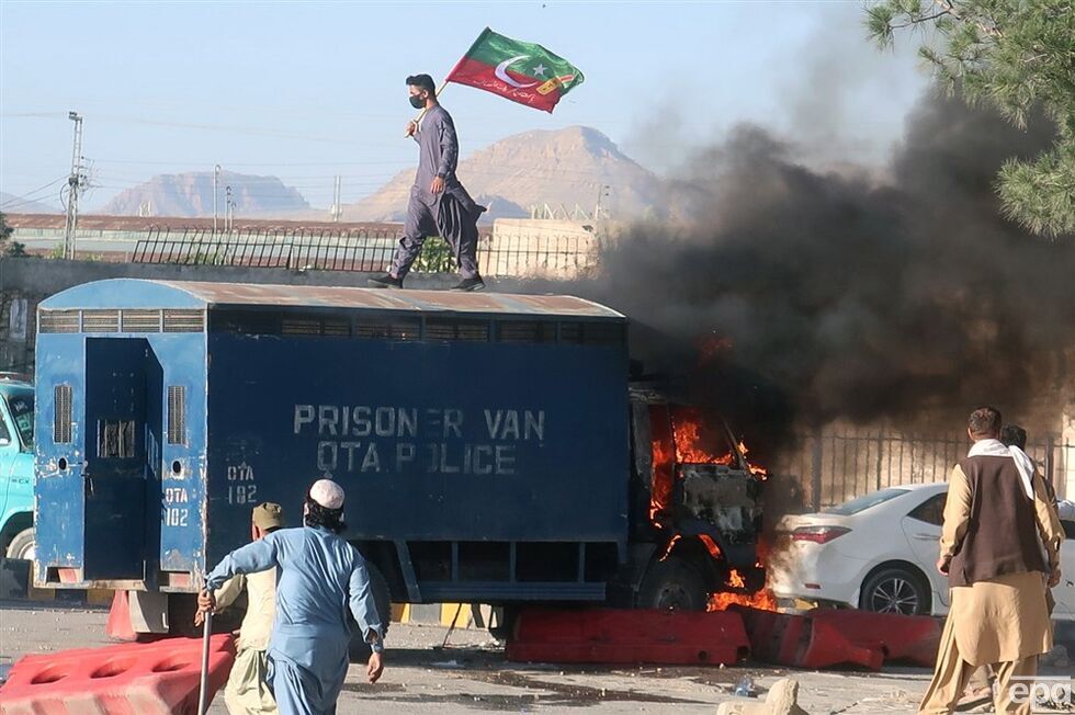 У Пакистані після арешту експрем'єра Хана почалися масові протести. Фоторепортаж 8