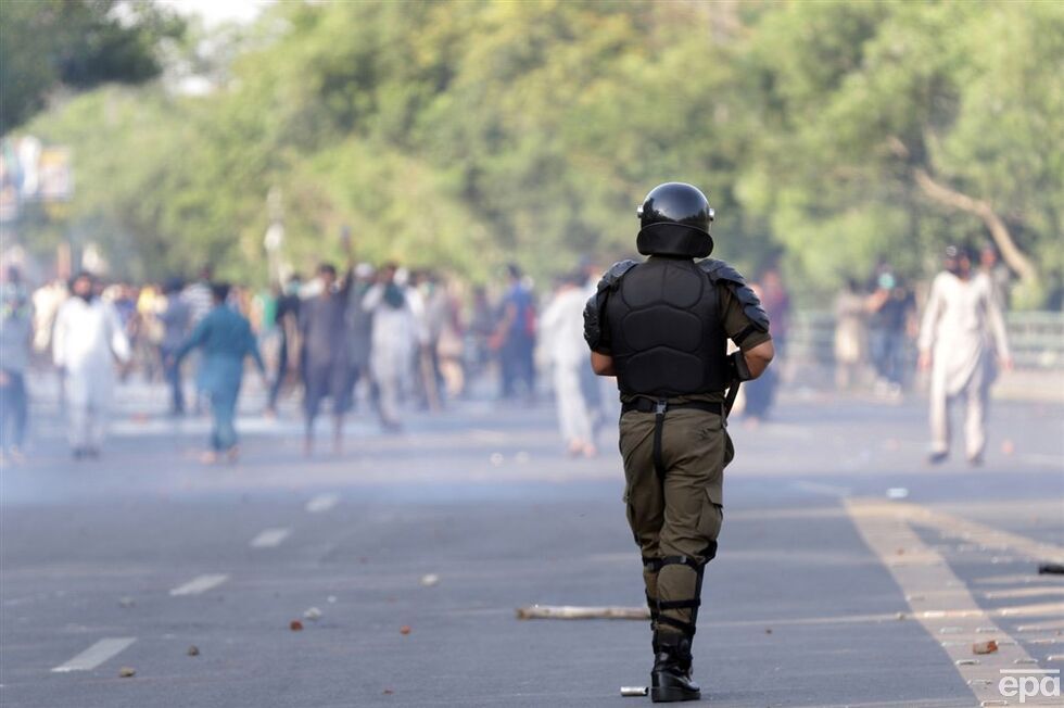 У Пакистані після арешту експрем'єра Хана почалися масові протести. Фоторепортаж 11