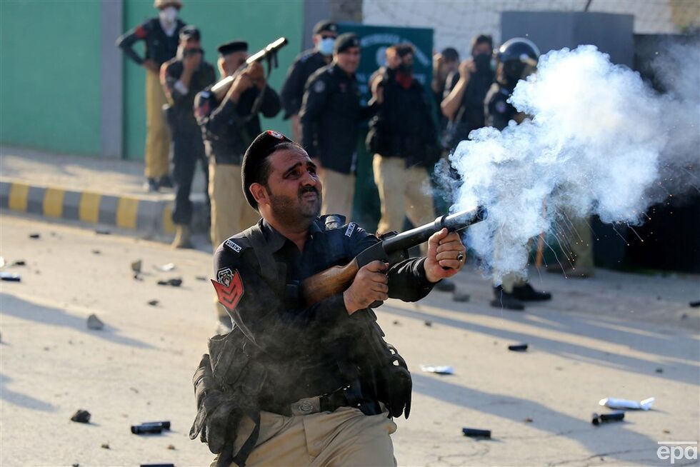 В Пакистане после ареста экс-премьера Хана вспыхнули массовые протесты. Фоторепортаж 16