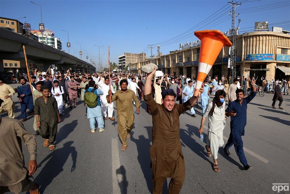 В Пакистане после ареста экс-премьера Хана вспыхнули массовые протесты. Фоторепортаж 18