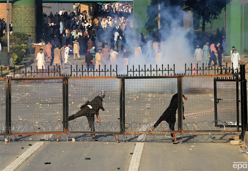 В Пакистане после ареста экс-премьера Хана вспыхнули массовые протесты. Фоторепортаж 19