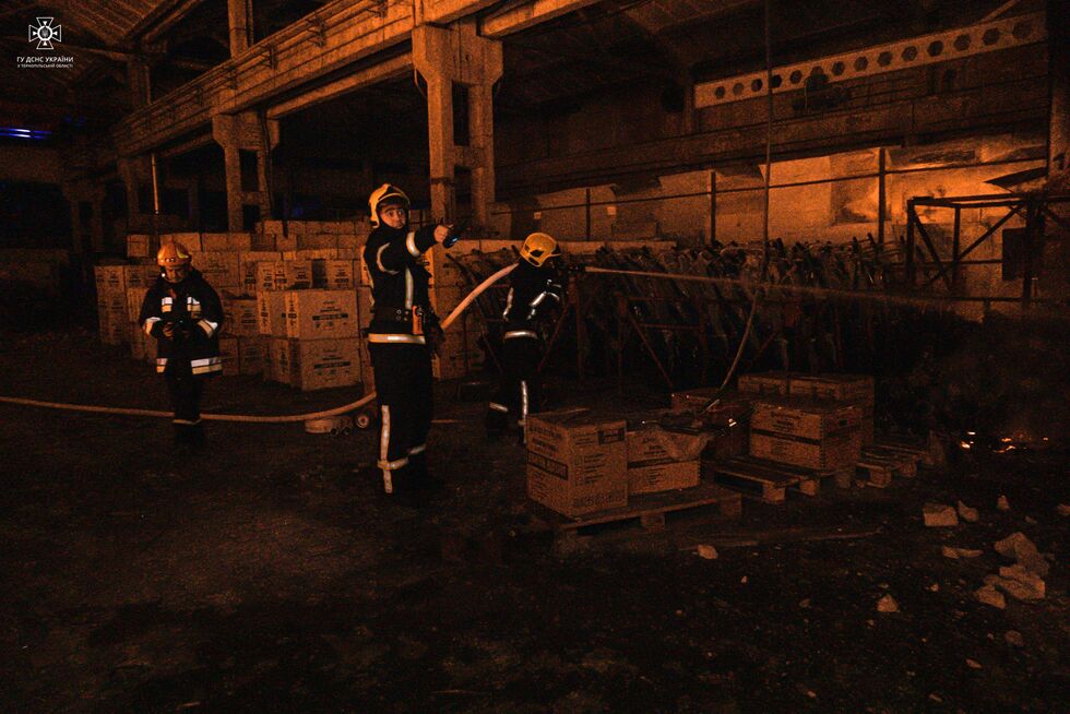 ГСЧС показала последствия удара РФ по Тернопольской области: огонь тушили 80 пожарных. Фоторепортаж 3
