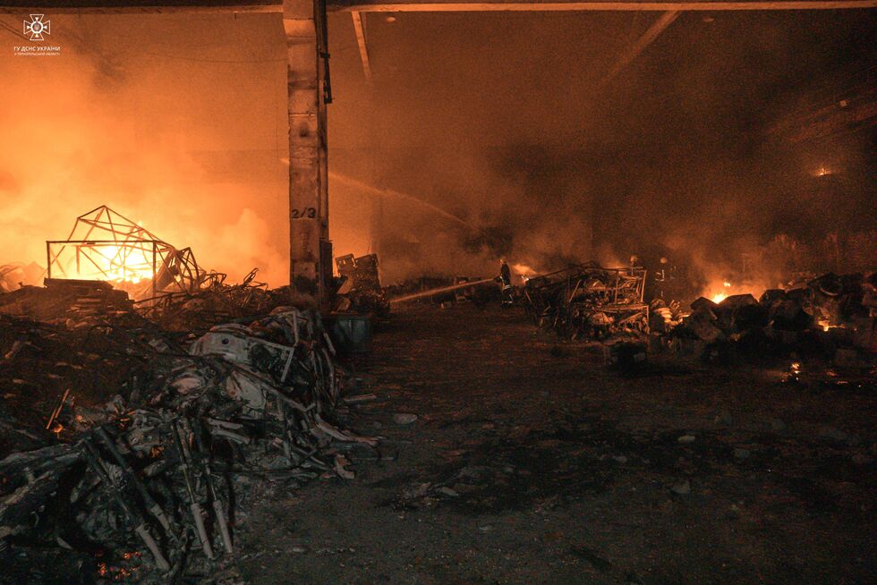 ГСЧС показала последствия удара РФ по Тернопольской области: огонь тушили 80 пожарных. Фоторепортаж 4