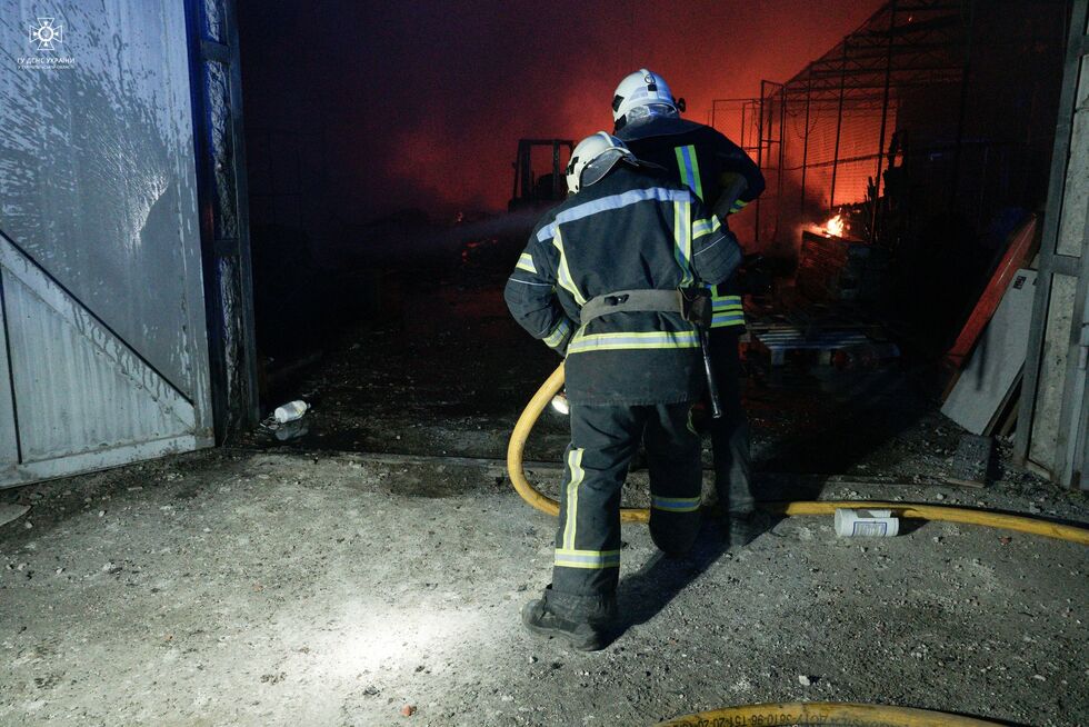 ГСЧС показала последствия удара РФ по Тернопольской области: огонь тушили 80 пожарных. Фоторепортаж 6