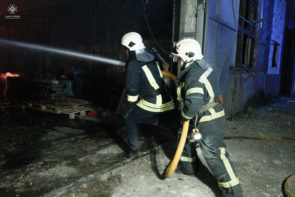 ГСЧС показала последствия удара РФ по Тернопольской области: огонь тушили 80 пожарных. Фоторепортаж 7
