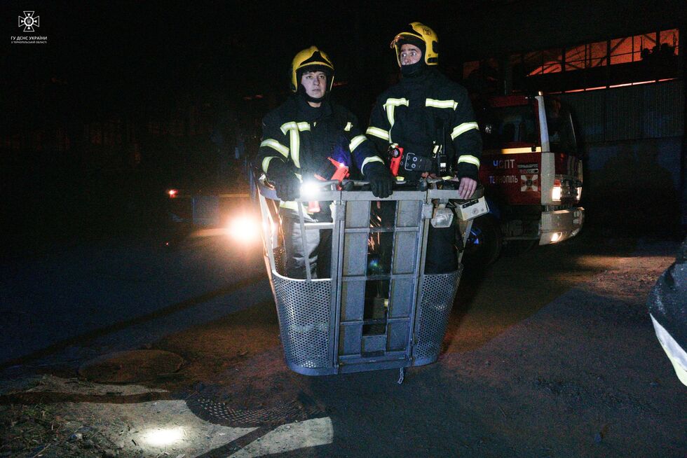 ГСЧС показала последствия удара РФ по Тернопольской области: огонь тушили 80 пожарных. Фоторепортаж 8