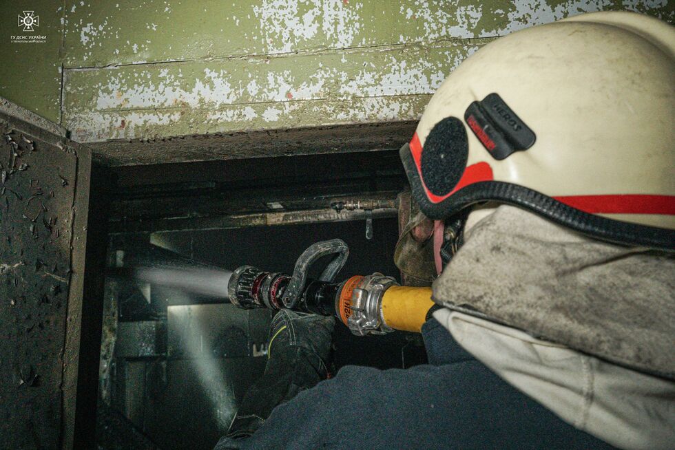 ГСЧС показала последствия удара РФ по Тернопольской области: огонь тушили 80 пожарных. Фоторепортаж 9