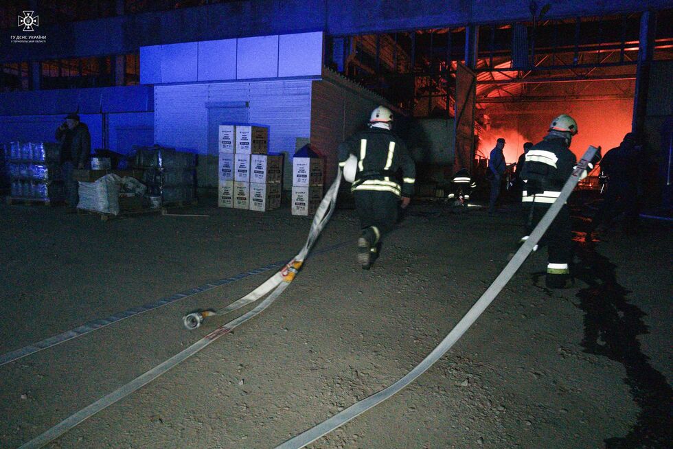 ГСЧС показала последствия удара РФ по Тернопольской области: огонь тушили 80 пожарных. Фоторепортаж 10