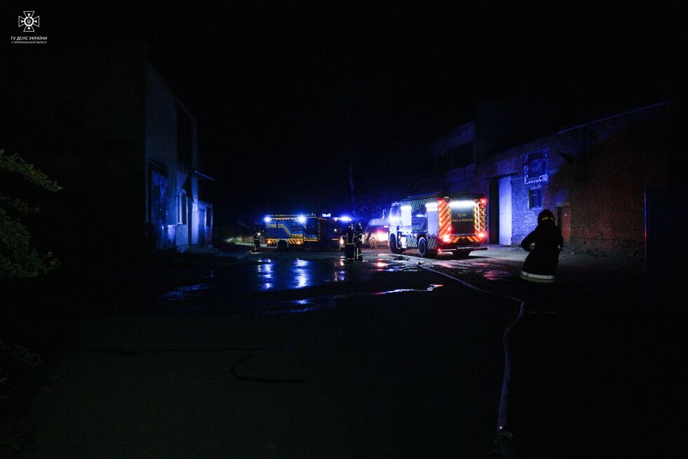 ГСЧС показала последствия удара РФ по Тернопольской области: огонь тушили 80 пожарных. Фоторепортаж 12