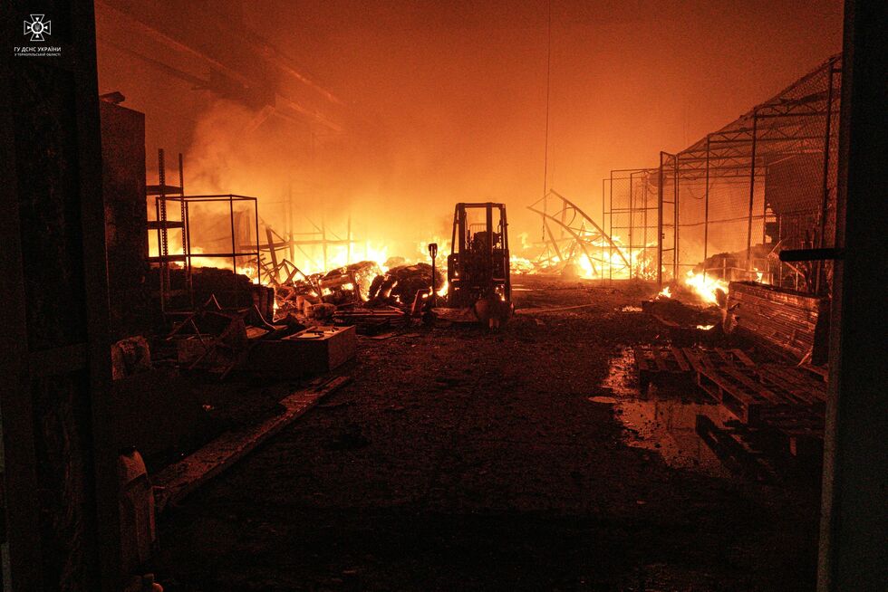 ДСНС показала наслідки удару РФ по Тернопільській області: вогонь гасило 80 пожежників. Фоторепортаж 15