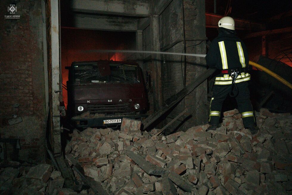 ГСЧС показала последствия удара РФ по Тернопольской области: огонь тушили 80 пожарных. Фоторепортаж 16