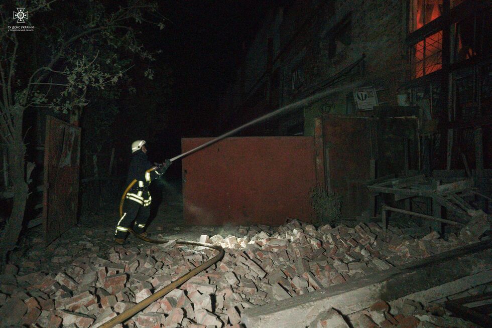 ДСНС показала наслідки удару РФ по Тернопільській області: вогонь гасило 80 пожежників. Фоторепортаж 18