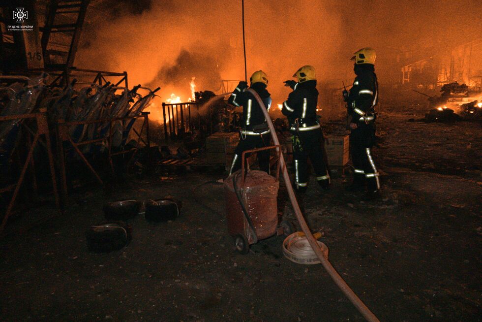 ДСНС показала наслідки удару РФ по Тернопільській області: вогонь гасило 80 пожежників. Фоторепортаж 19