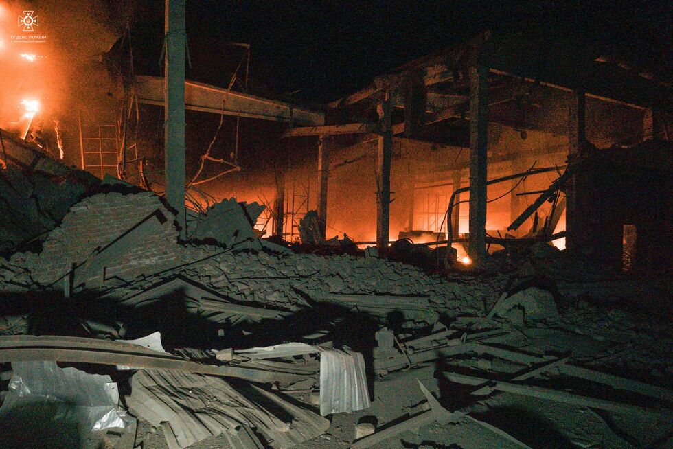 ДСНС показала наслідки удару РФ по Тернопільській області: вогонь гасило 80 пожежників. Фоторепортаж 20