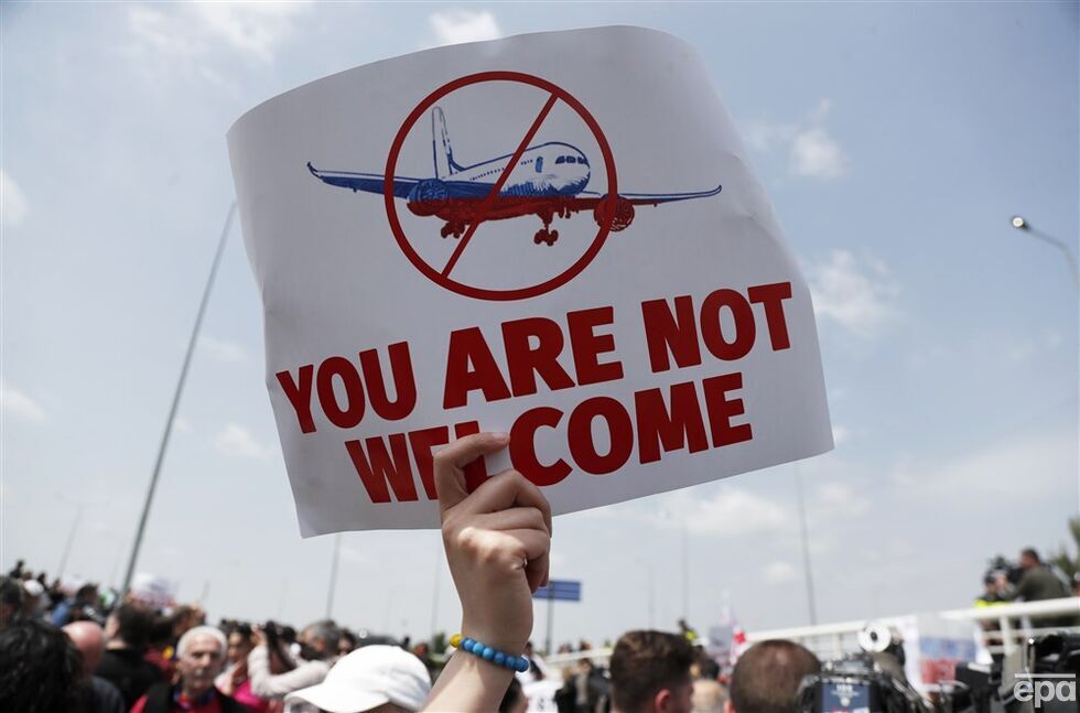 "You are not welcome". В Грузии прошли акции протеста из-за возобновления авиасообщения с Россией. Фоторепортаж 7
