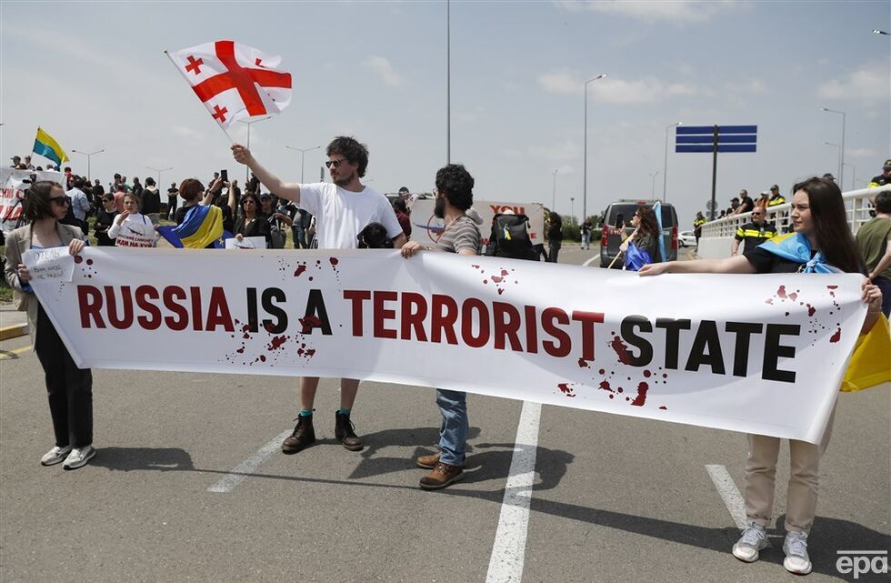 "You are not welcome". В Грузии прошли акции протеста из-за возобновления авиасообщения с Россией. Фоторепортаж 5