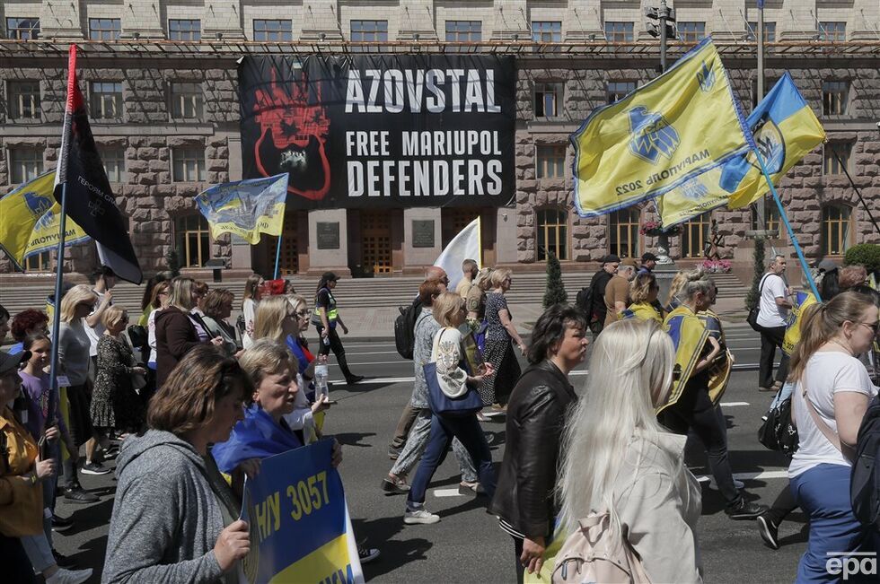 "Ждем домой героев". В Киеве прошло шествие, посвященное защитникам Мариуполя. Фоторепортаж 1