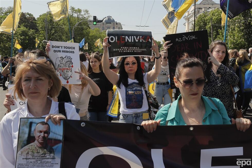 "Ждем домой героев". В Киеве прошло шествие, посвященное защитникам Мариуполя. Фоторепортаж 4
