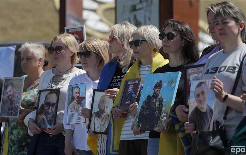 "Ждем домой героев". В Киеве прошло шествие, посвященное защитникам Мариуполя. Фоторепортаж 6