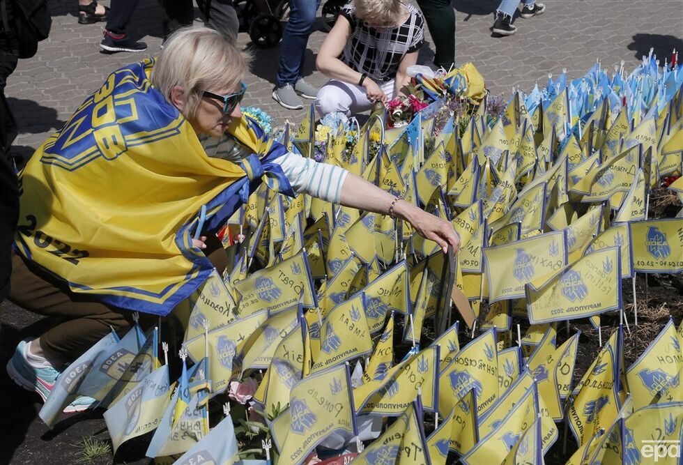 "Ждем домой героев". В Киеве прошло шествие, посвященное защитникам Мариуполя. Фоторепортаж 7
