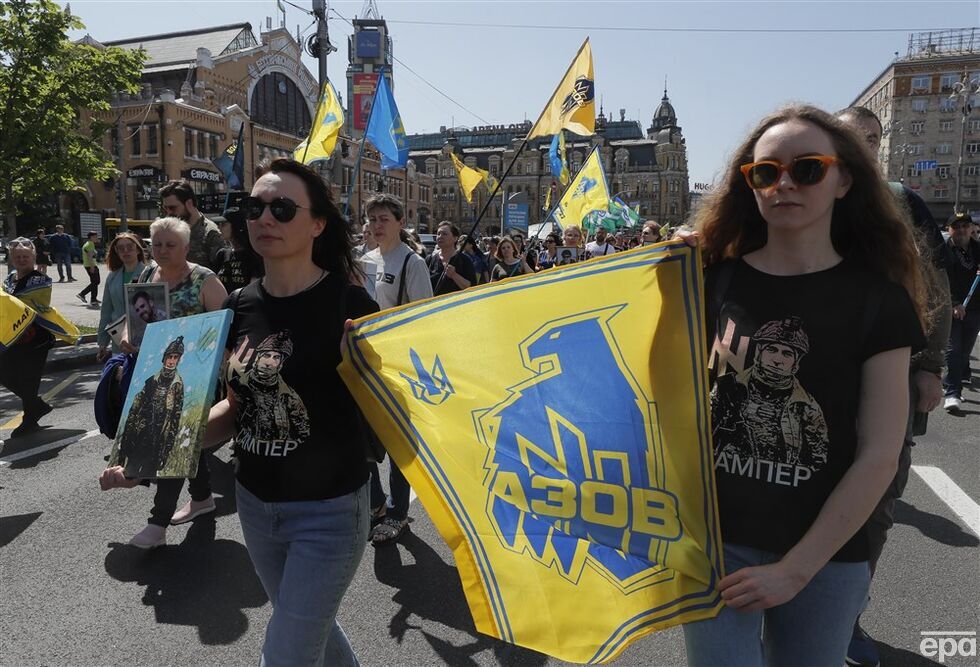 "Ждем домой героев". В Киеве прошло шествие, посвященное защитникам Мариуполя. Фоторепортаж 8