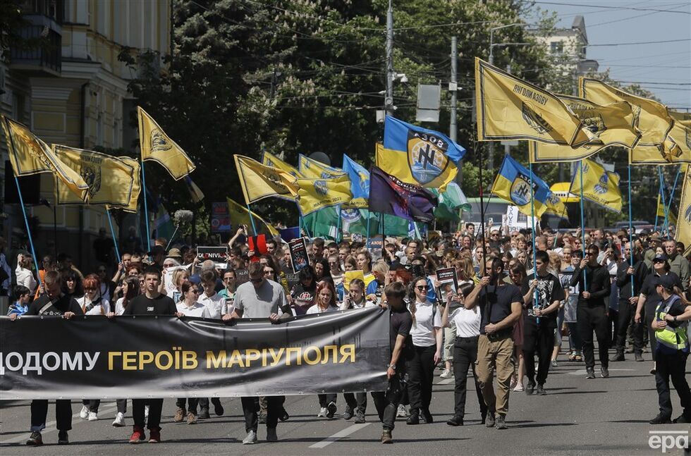 "Ждем домой героев". В Киеве прошло шествие, посвященное защитникам Мариуполя. Фоторепортаж 9