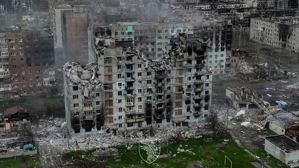 "Як гине місто". Українські військові показали кадри зруйнованого Бахмута з безпілотника. Фоторепортаж 6