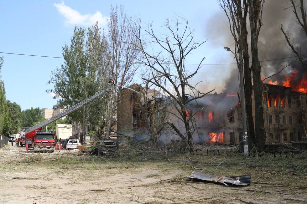 Россия дважды за сутки атаковала Днепр. Пострадали поликлиника и ветклиника, двое погибли, ранен 31 человек. Фоторепортаж 10