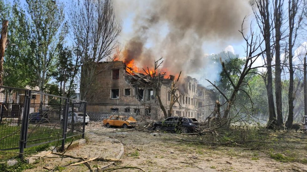 Росія двічі за добу атакувала Дніпро. Зазнали руйнувань поліклініка й ветклініка, двоє загиблих, поранено 31 людину. Фоторепортаж 12