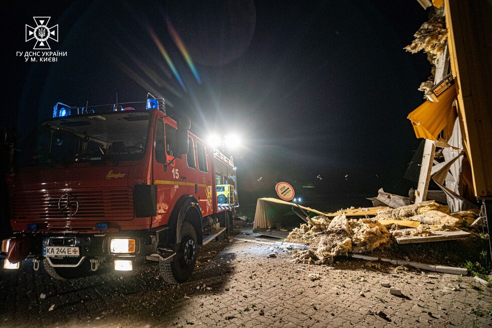 За ніч у районі Києва збили 40 ворожих дронів-камікадзе, їхні уламки призвели до руйнувань. Фоторепортаж 7
