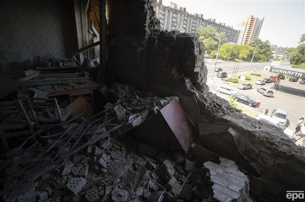 За ночь в районе Киева сбили более 40 дронов-камикадзе, их обломки привели к разрушениям. Фоторепортаж 9