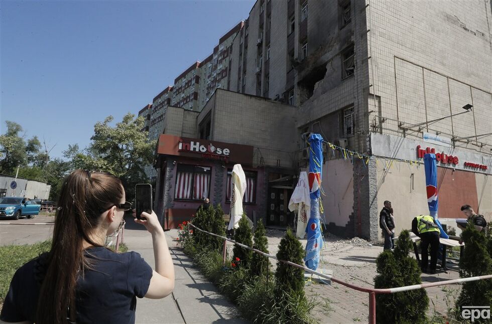 За ночь в районе Киева сбили более 40 дронов-камикадзе, их обломки привели к разрушениям. Фоторепортаж 11