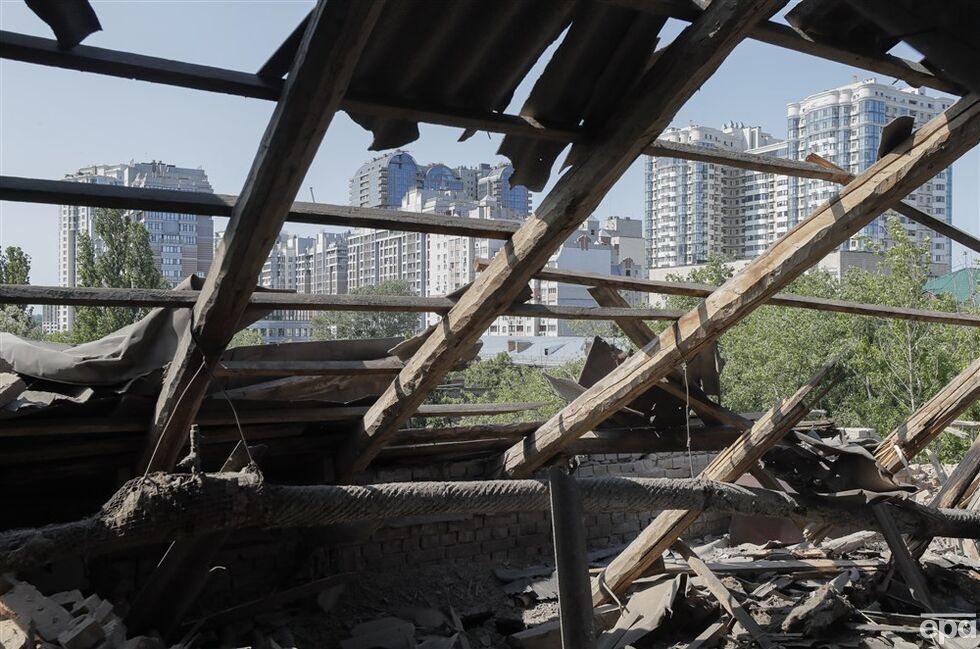 За ночь в районе Киева сбили более 40 дронов-камикадзе, их обломки привели к разрушениям. Фоторепортаж 15