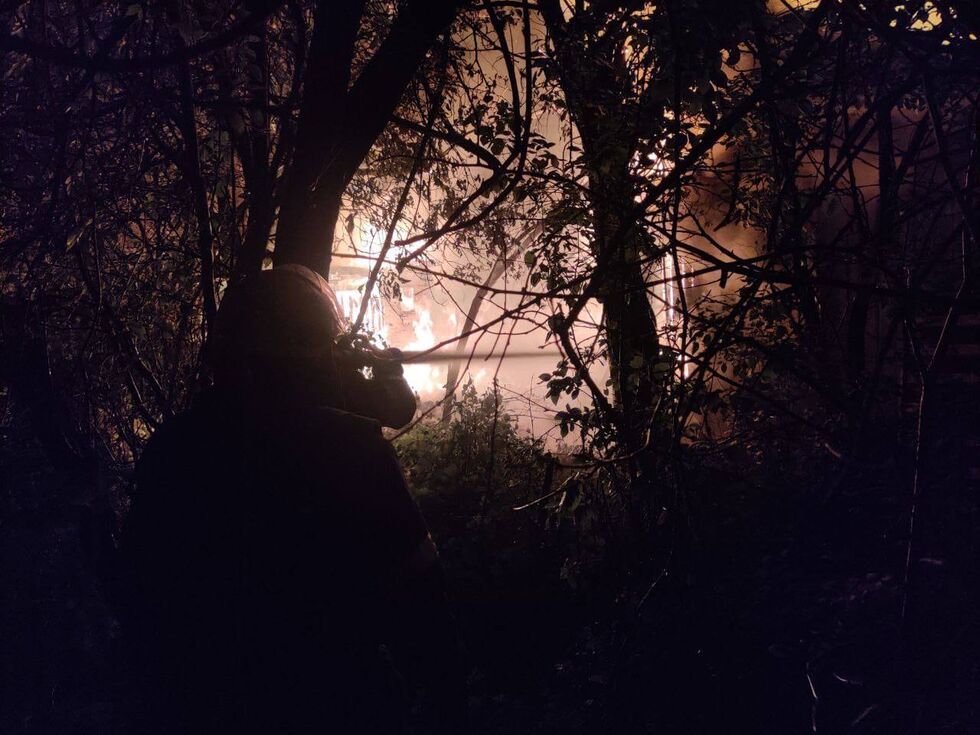 РФ атаковала Киев 17-й раз с начала мая. В нескольких районах случились пожары из-за падения обломков. Фоторепортаж 4