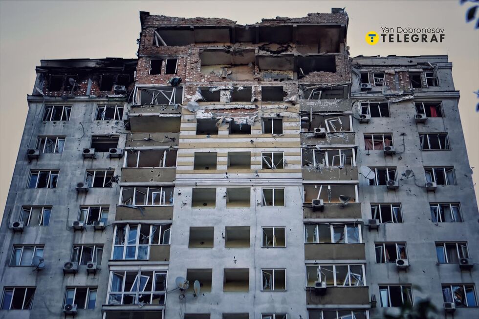 РФ атаковала Киев 17-й раз с начала мая. В нескольких районах случились пожары из-за падения обломков. Фоторепортаж 14