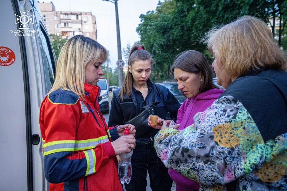 Во время атаки РФ на Киев погибли женщина и мама с дочерью. Фоторепортаж 1