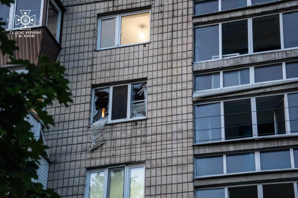 Во время атаки РФ на Киев погибли женщина и мама с дочерью. Фоторепортаж 2