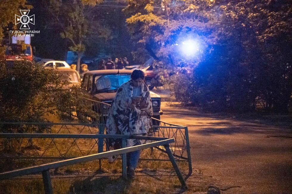 Во время атаки РФ на Киев погибли женщина и мама с дочерью. Фоторепортаж 12