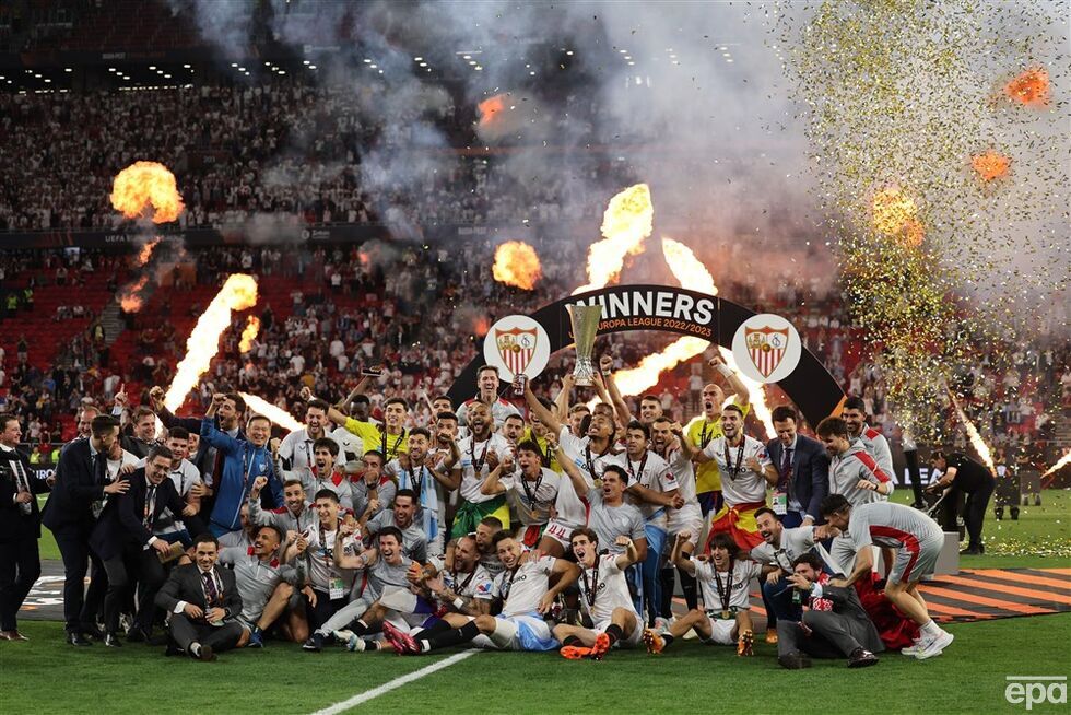 "Севилья" выиграла Лигу Европы, победив "Рому" в серии пенальти. Моуриньо впервые проиграл финал еврокубка. Фоторепортаж 11