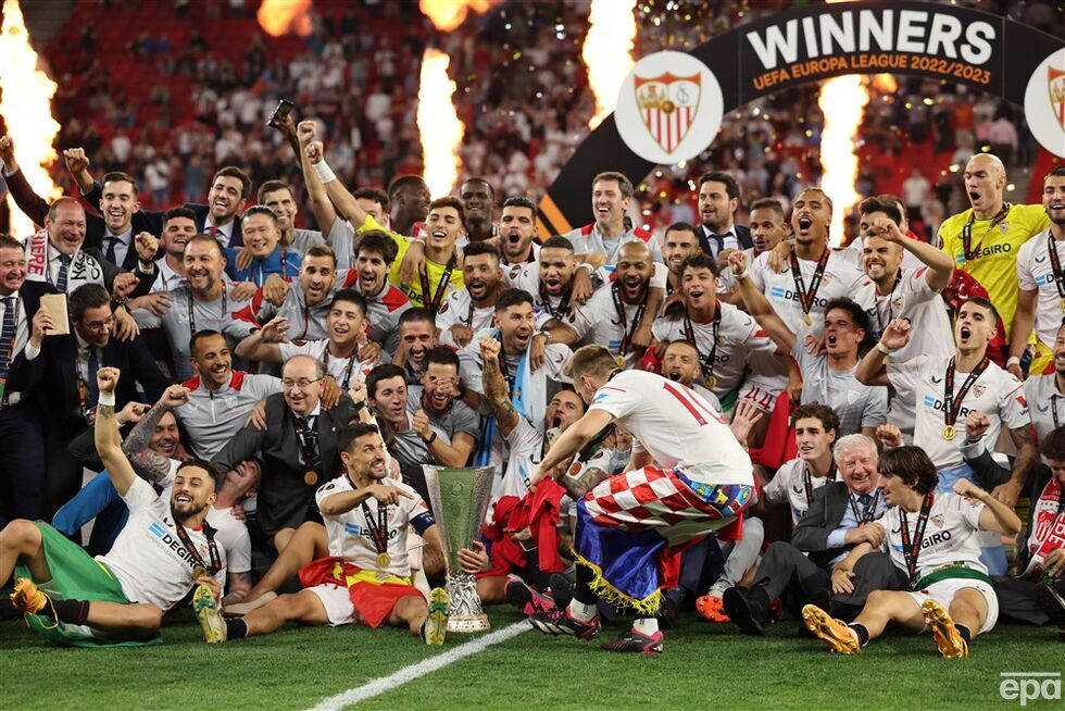 "Севилья" выиграла Лигу Европы, победив "Рому" в серии пенальти. Моуриньо впервые проиграл финал еврокубка. Фоторепортаж 12
