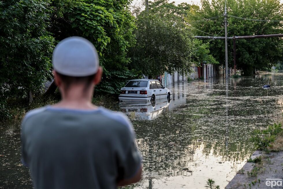 На півдні України під воду йдуть міста й села після підриву окупантами Каховської ГЕС. Фоторепортаж 5