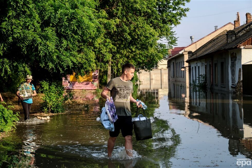 На півдні України під воду йдуть міста й села після підриву окупантами Каховської ГЕС. Фоторепортаж 6