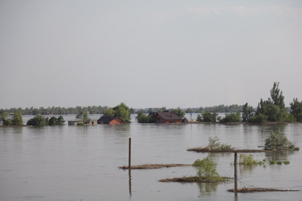 На юге Украины под воду уходят города и села после подрыва оккупантами Каховской ГЭС. Фоторепортаж 11
