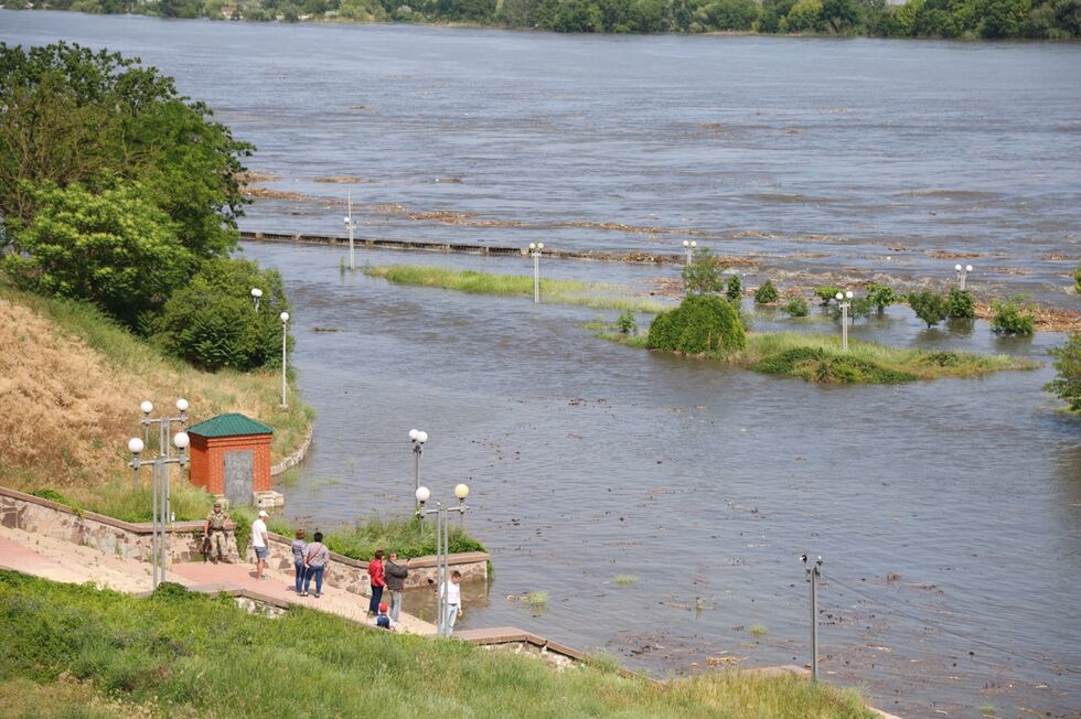 На півдні України під воду йдуть міста й села після підриву окупантами Каховської ГЕС. Фоторепортаж 13