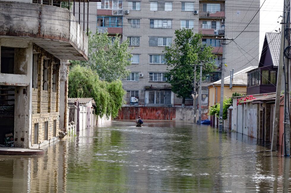 На півдні України під воду йдуть міста й села після підриву окупантами Каховської ГЕС. Фоторепортаж 14