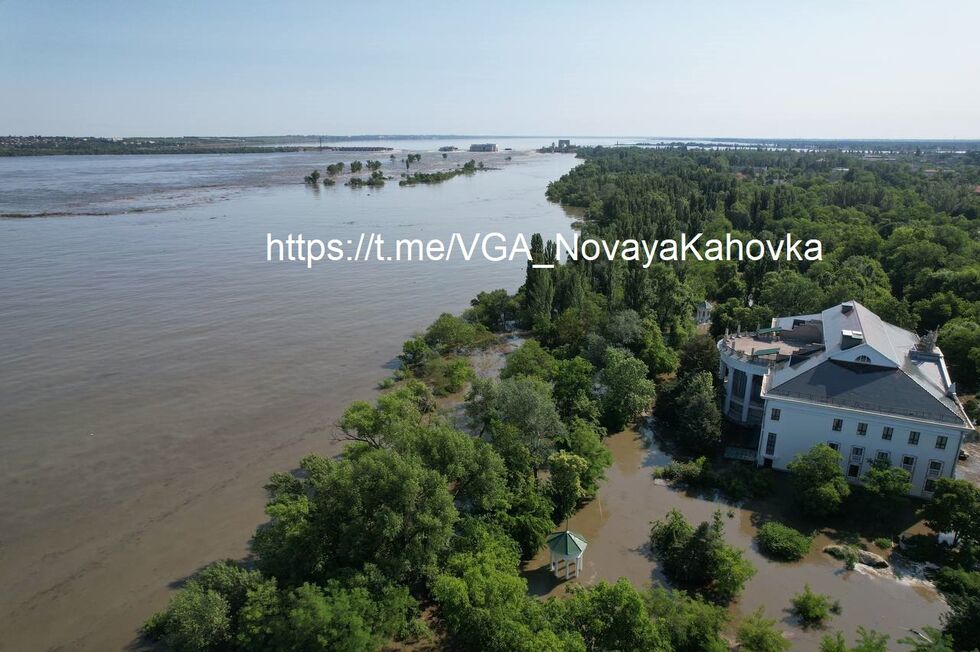На півдні України під воду йдуть міста й села після підриву окупантами Каховської ГЕС. Фоторепортаж 18